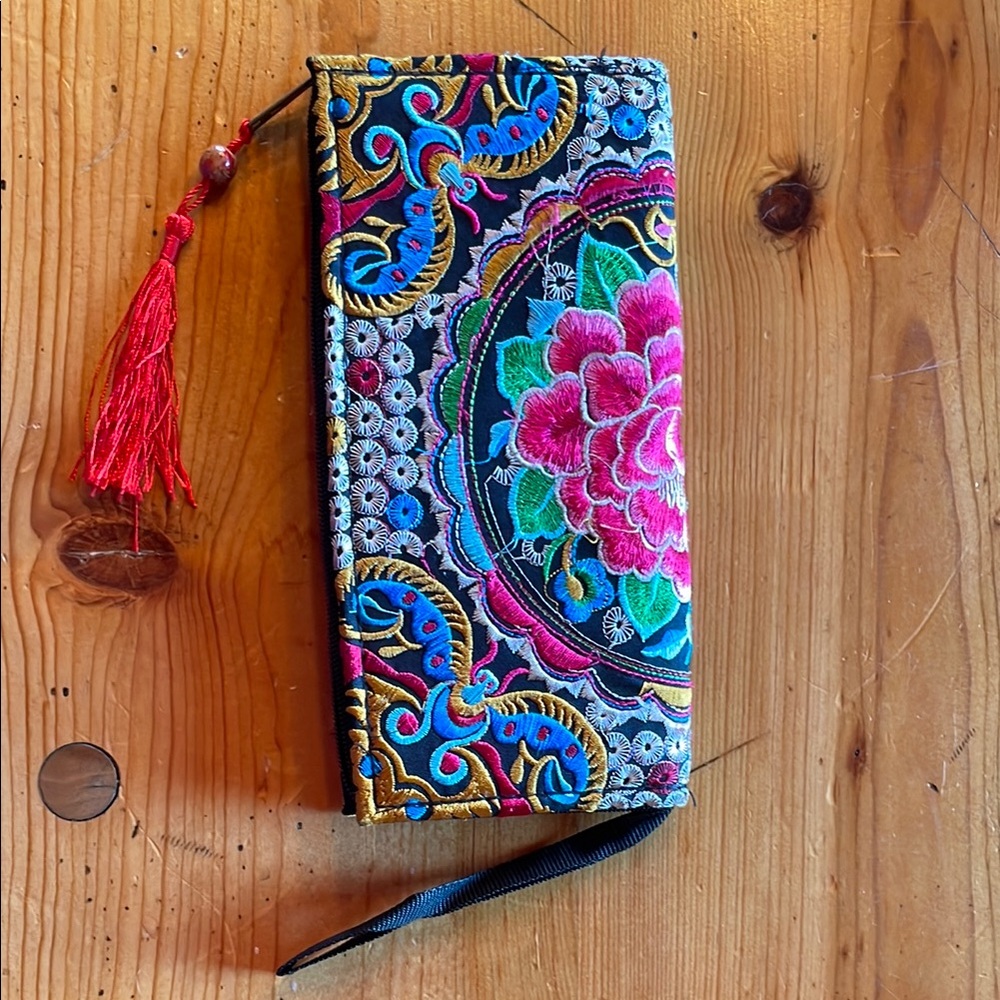 Embroidered Floral Women's Clutch